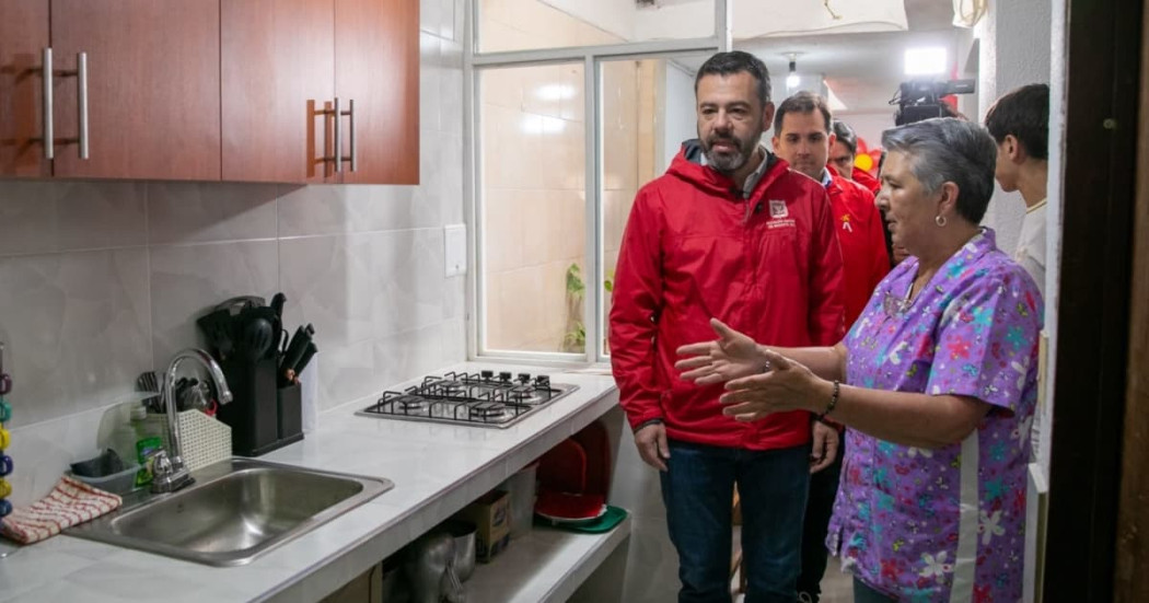 Foto de la entrega de uno de los mejoramientos de vivienda por parte del alcalde Carlos Fernando Galán en Suba.