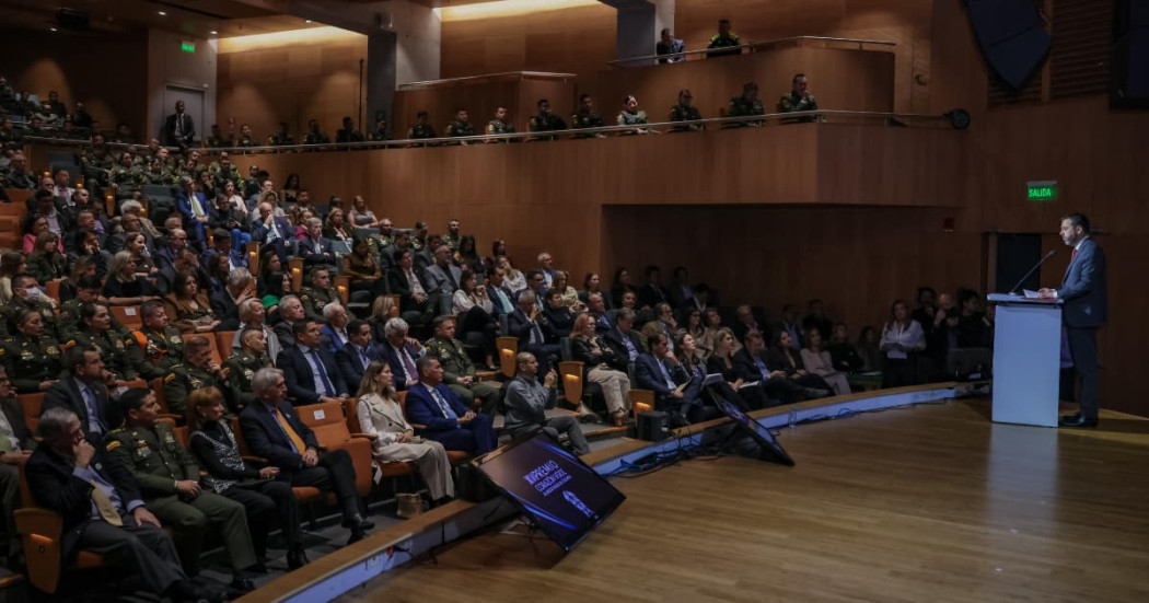 Foto del alcalde Carlos Fernando Galán durante la ceremonia del Premio Corazón Verde al Mejor Policía 2026