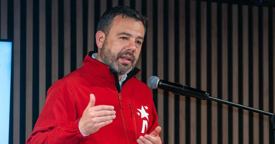 Foto del alcalde Carlos Fernando Galán en una expoición ante un auditorio.