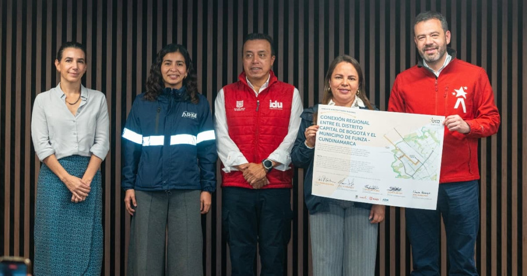 Foto de la firma del convenio que plantea construcción de nuevas vías de acceso a Bogotá con apoyo del municipio de Funza.