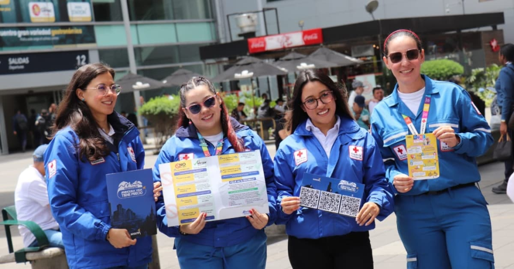 Funcionarias del Instituto Distrital de Turismo durante la campaña "Ninguna vida tiene precio"