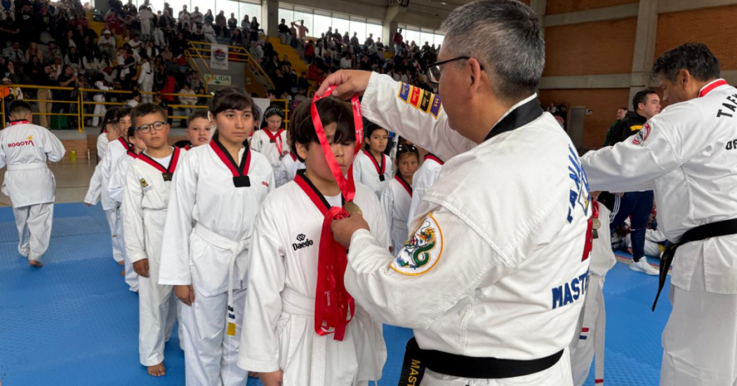 Foto de un niño recibiendo un medalla 