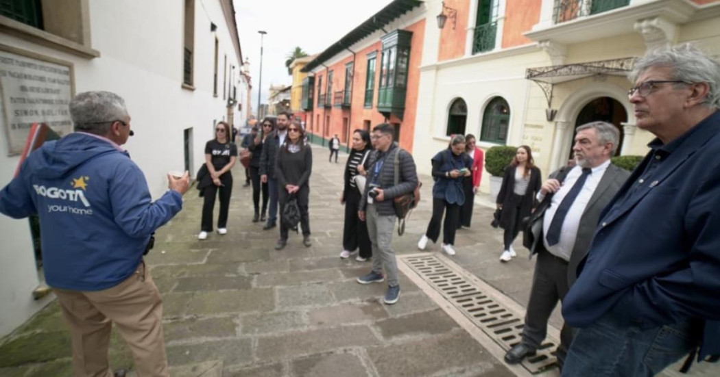 Foto de un guía turístico en un recorrido por las calles del centro de Bogotá.