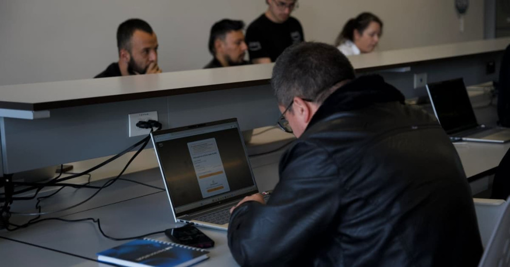 Foto de un grupo de jóvenes en una oficina de una empresa en Bogotá.