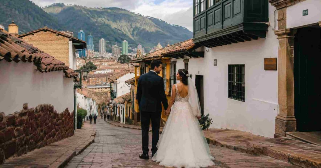 Foto de una pareja re recién casados en una de las calles del centro histórico de Bogotá.