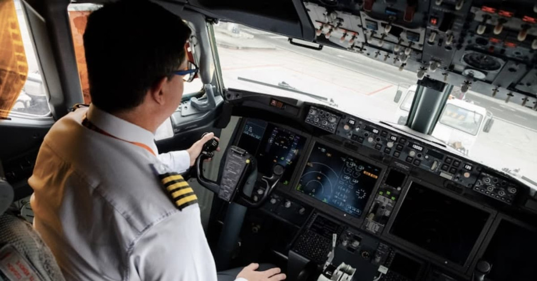 Foto de un piloto en la cabina de un avión en el Aeropuerto Internacional El Dorado de Bogotá.
