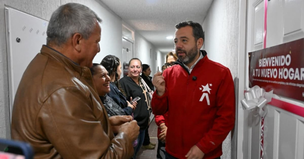 Foto de la entrega de una vivienda a una familia por parte del alcalde Carlos Fernando Galán.