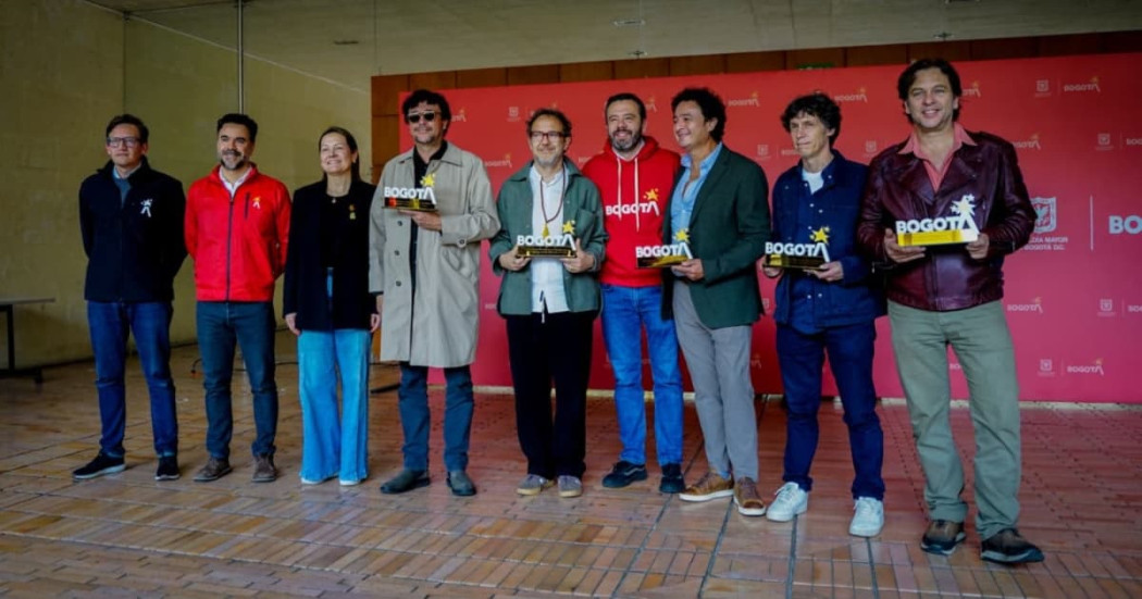 Foto del evento de nombramiento a la banda Poligamia como Embajadora de ciudad Bogotá 2026.