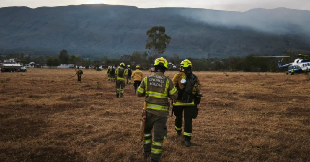Foto de integrantes de Bomberos Bogotá en labores de apoyo en atención de incendios en Villa de Leyva y Morronegro en Boyacá.