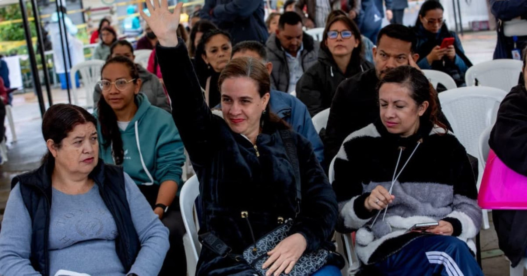 Foto de un grupo de ciudadanos en en una feria de comerciantes en Bogotá.