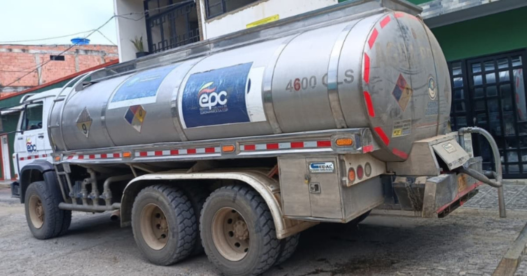 Foto de un camión cisterna o carrotanque suministrando agua en Cundinamarca. 
