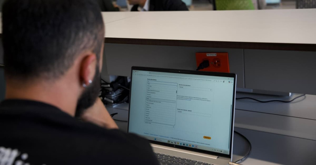 Foto de un hombre consultando un computador durante un proceso de capacitación en Bogotá.