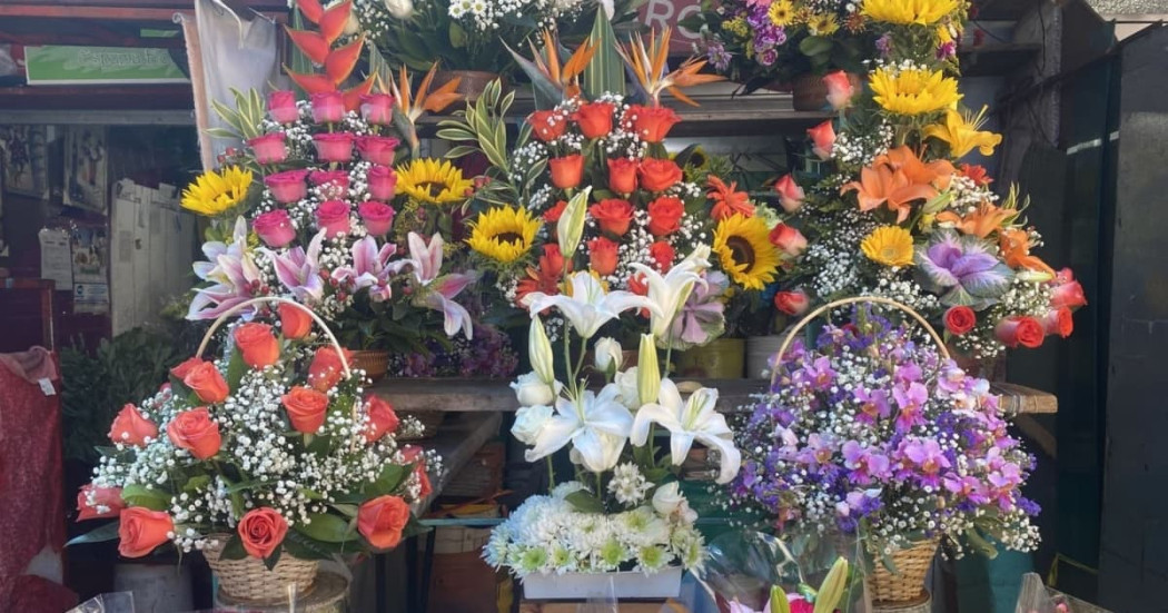 Foto de ramos de flores en puntos comerciales del IPES en Bogotá.