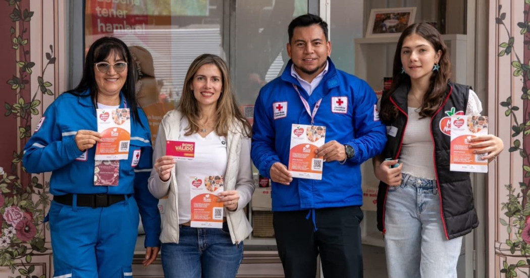 Foto de la primera Dama de Bogotá, Carolina Deik, en la Feria EVA en el Parque de la 93, junto a funcionarios de la Cruz Roja.
