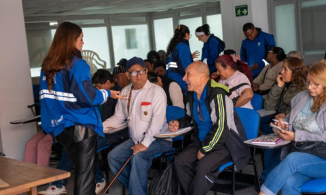 Funcionaria del IPES con vendedores y vendedoras informales en taller de formación.