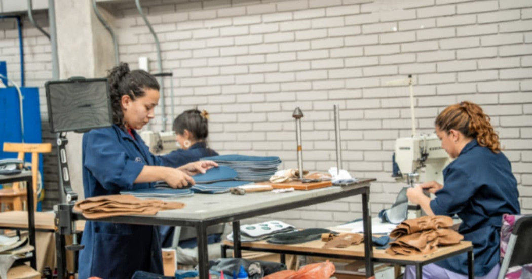Mujeres trabajando en una empresa en Bogotá.