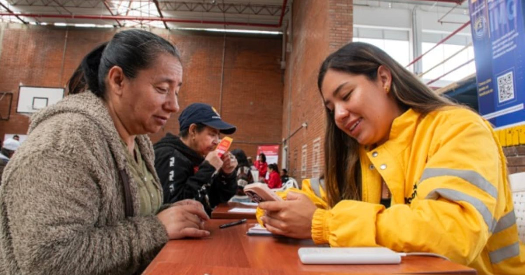 Foto de dos mujeres en una jornada de Ingreso Mínimo Garantizado en Bogotá.
