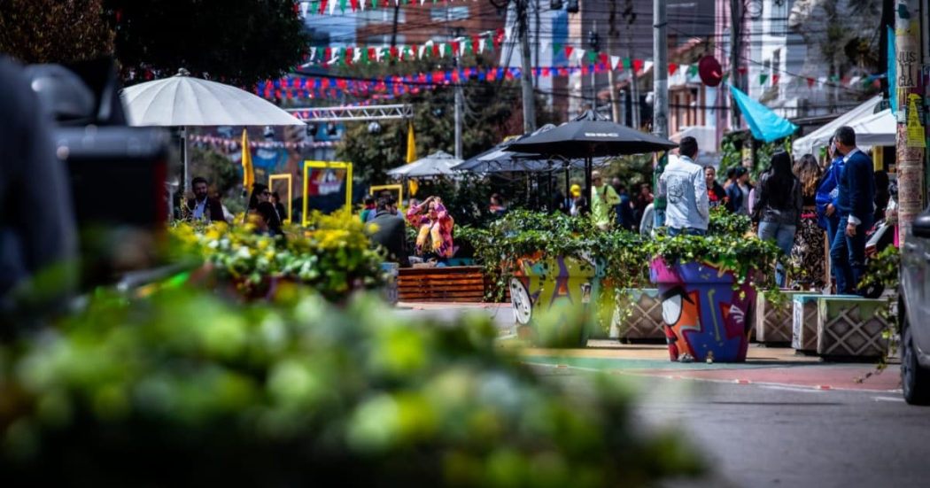 En la foto una calle con alto flujo de comercio