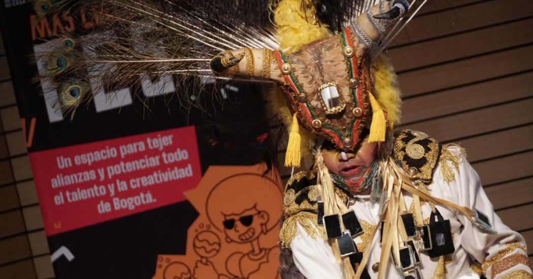 Foto de una persoa con una mascara 