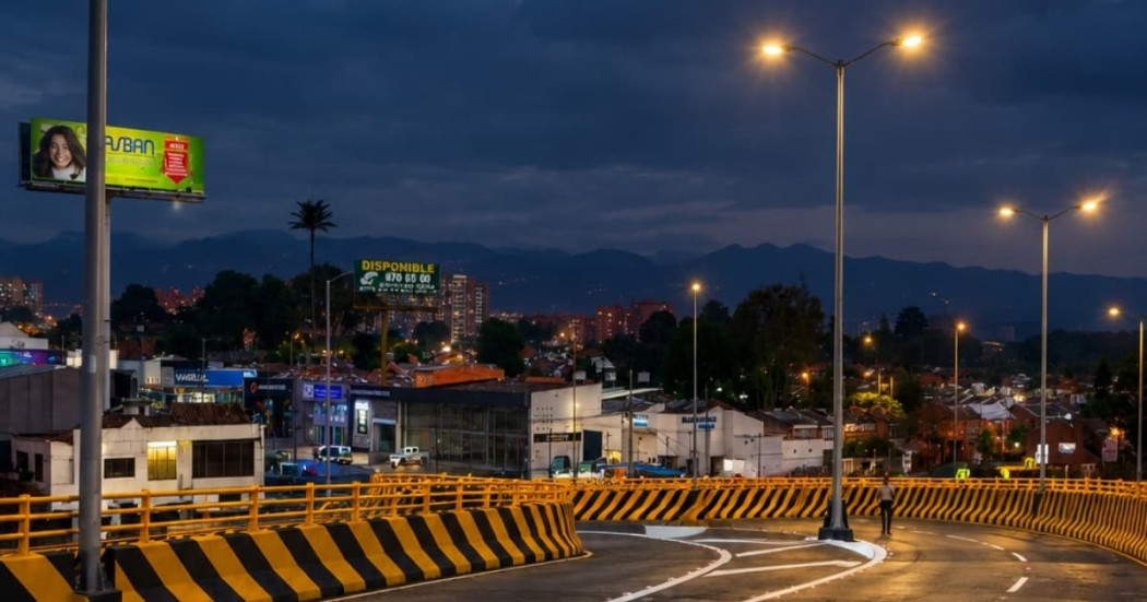 Foto de una vía en Bogotá con alumbrado público. 