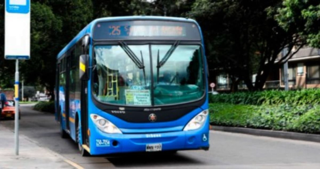 Foto de un bus TransMiZonal de TransMilenio por una de las calles de Bogotá.