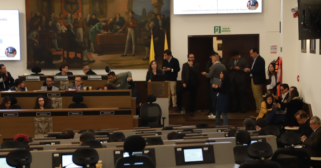Foto de funcionarios del Distito en un debate 