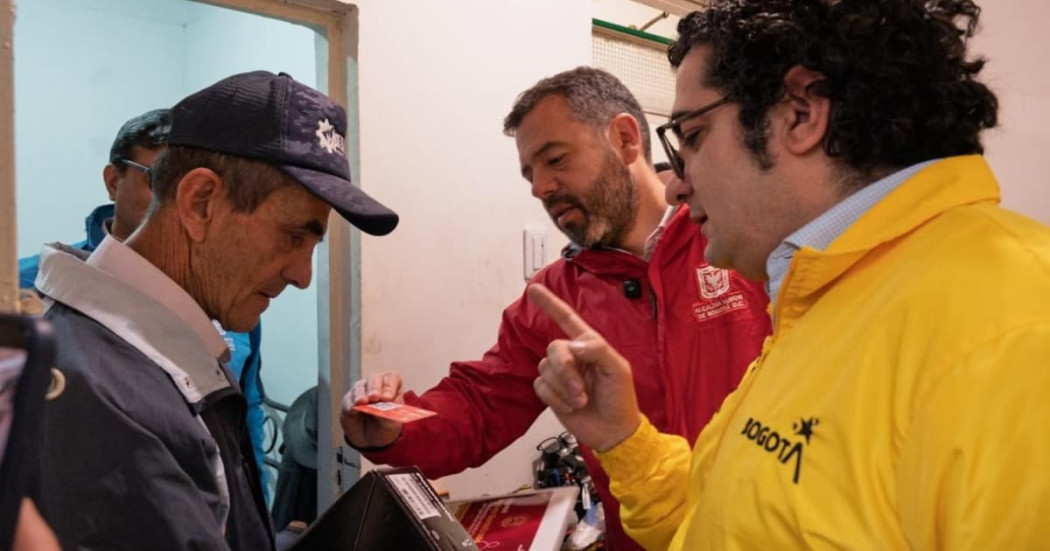 Alcalde Mayor de Bogotà junto a un adulto mayor.