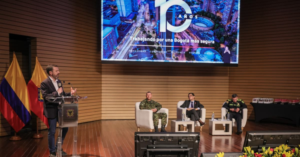 Foto del alcalde Carlos Fernando Galán durante el evento de 10 años de la Secretaría Distrital de Seguridad en Bogotá.