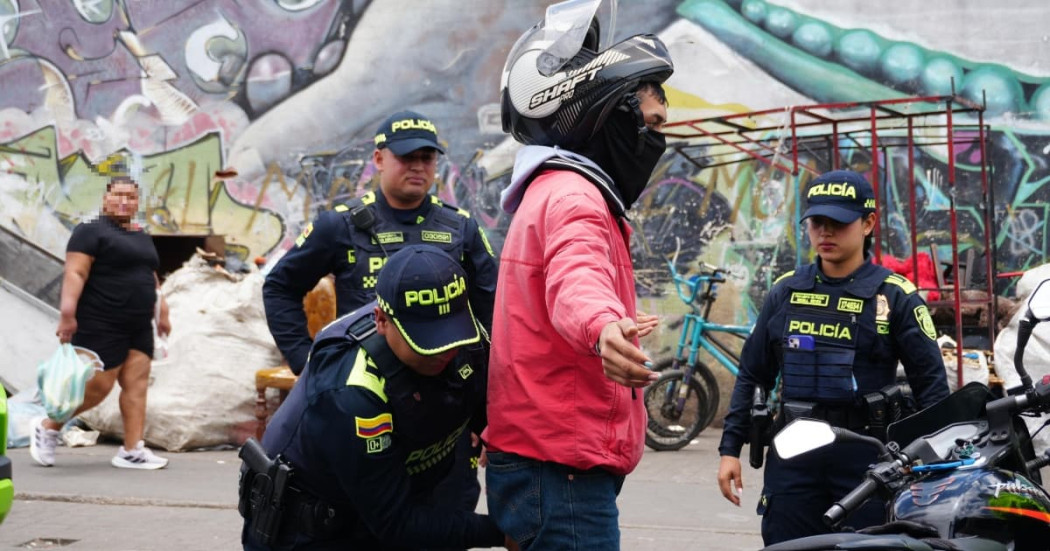 Foto de uniformados de la Policía, realizando requisas en calle de Bogotá.