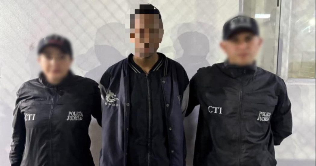 Funcionarios del CTI con el capturado.