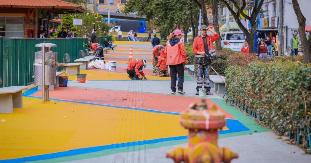 Foto de una intervención de valla vial local en Suba, al norte de Bogotá.