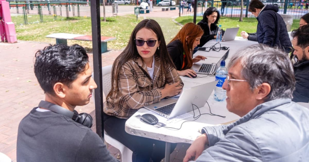 Foto de jóvenes en una feria de empleo en Bogotá.