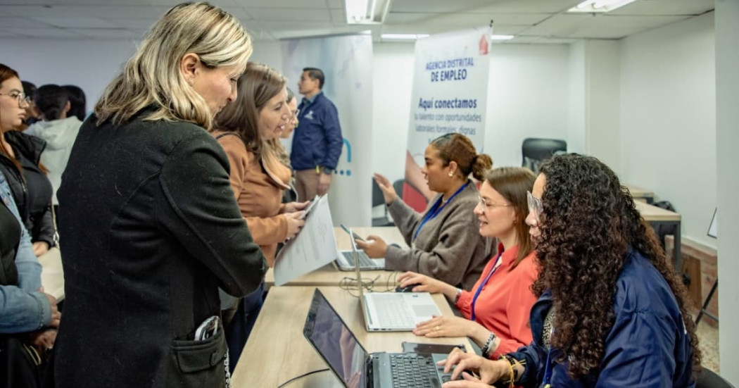 Foto de una feria de empleo en Bogotá.