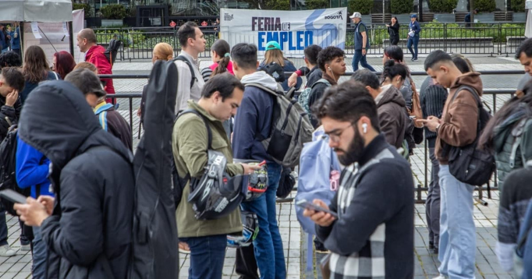 Foto de una feria de empleo en Bogotá.