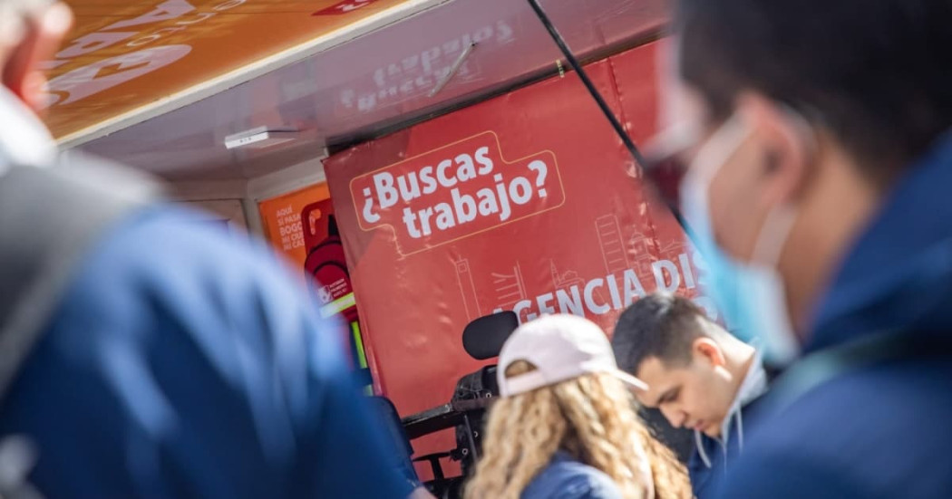 Foto de una feria de empleo en Bogotá.