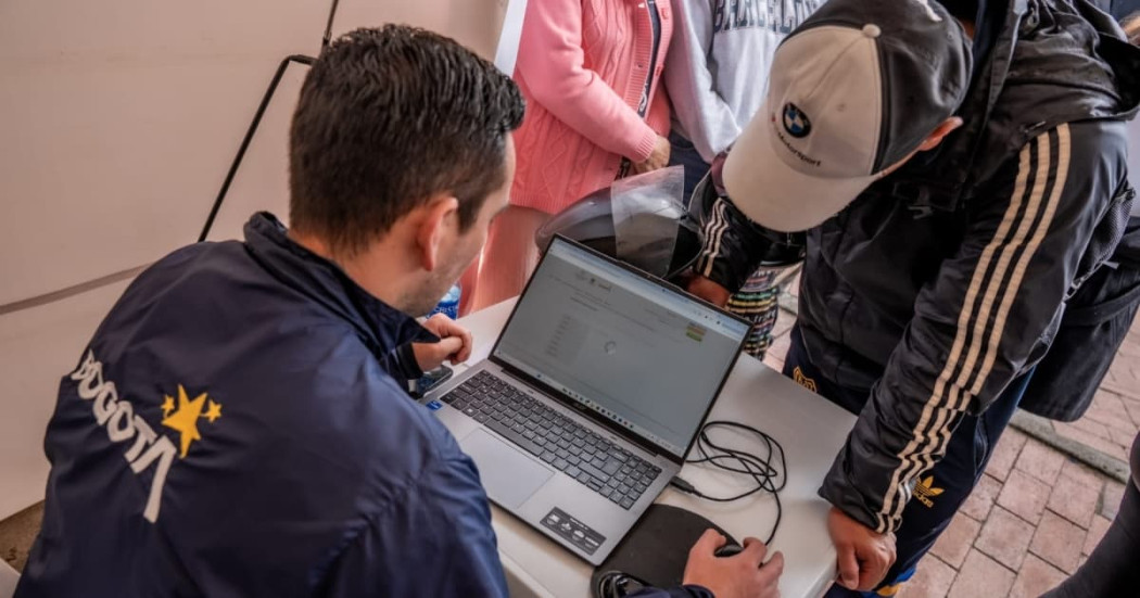 Foto de una feria de empleo en Bogotá.