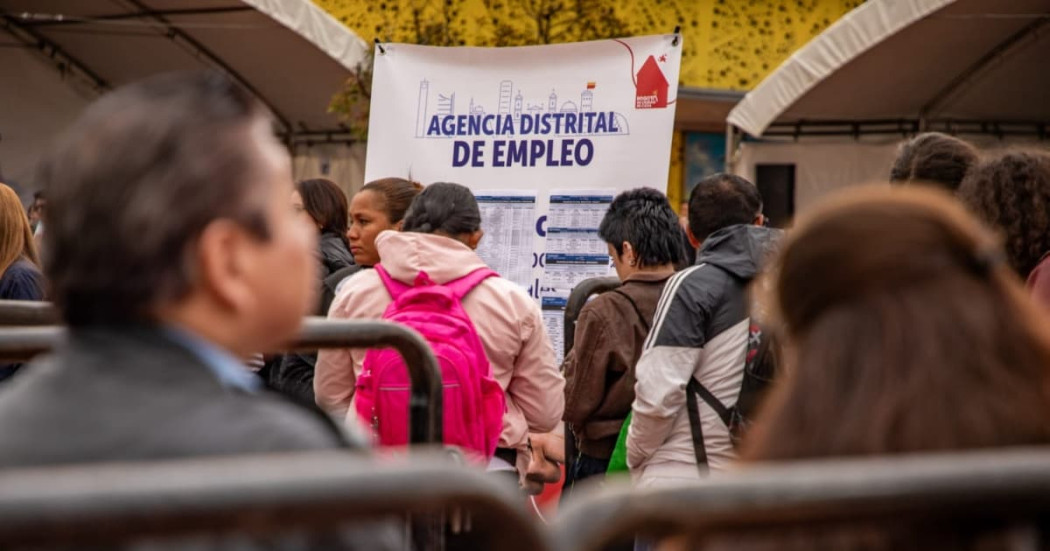 Foto de una feria de empleo en Bogotá.