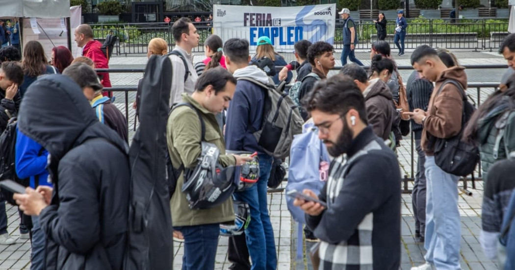 Foto de una feria de empleo en Bogotá.