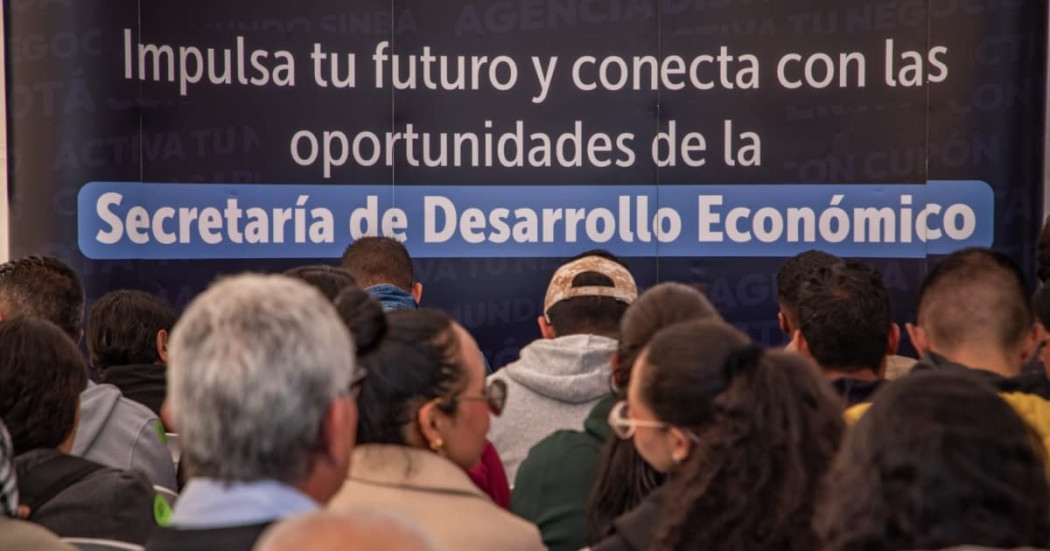 Foto de una feria de empleo en Bogotá.