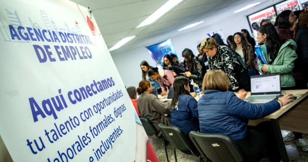 Foto de una feria de empleo en Bogotá.