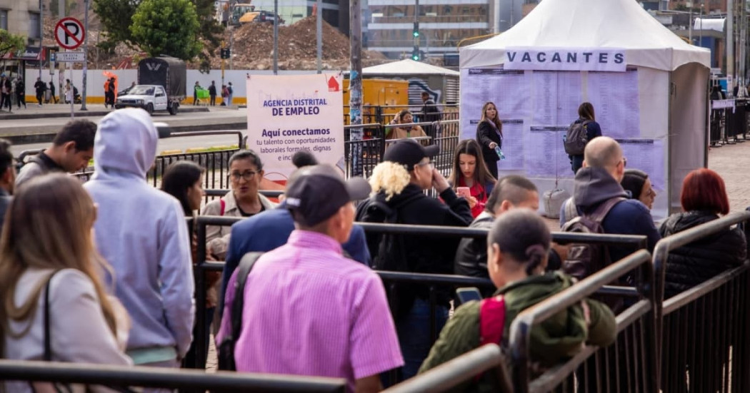 Foto de una feria de empleo en Bogotá.