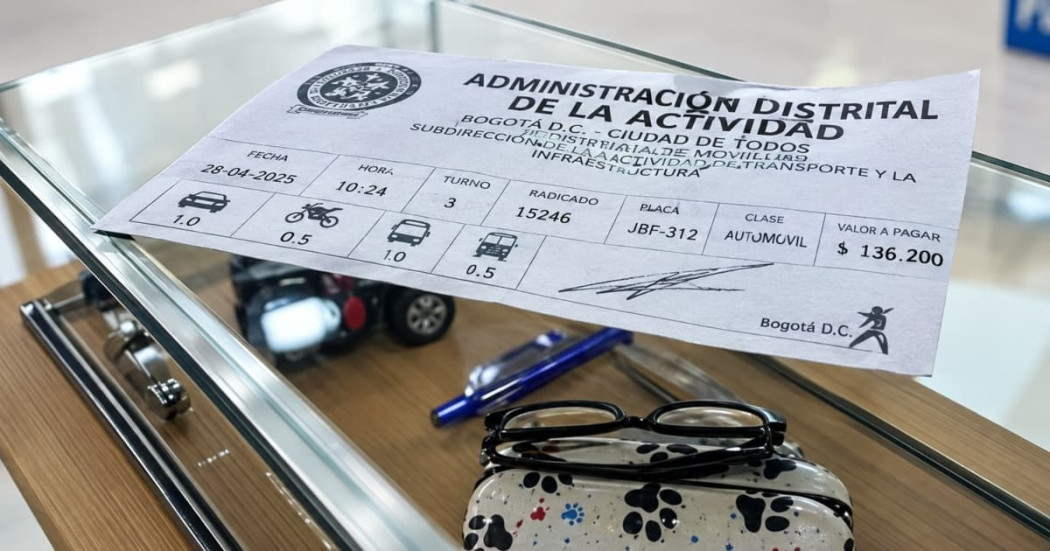 Foto de un sello de control en una de las ópticas inspeccionadas en el barrio Venecia, al sur de Bogotá.