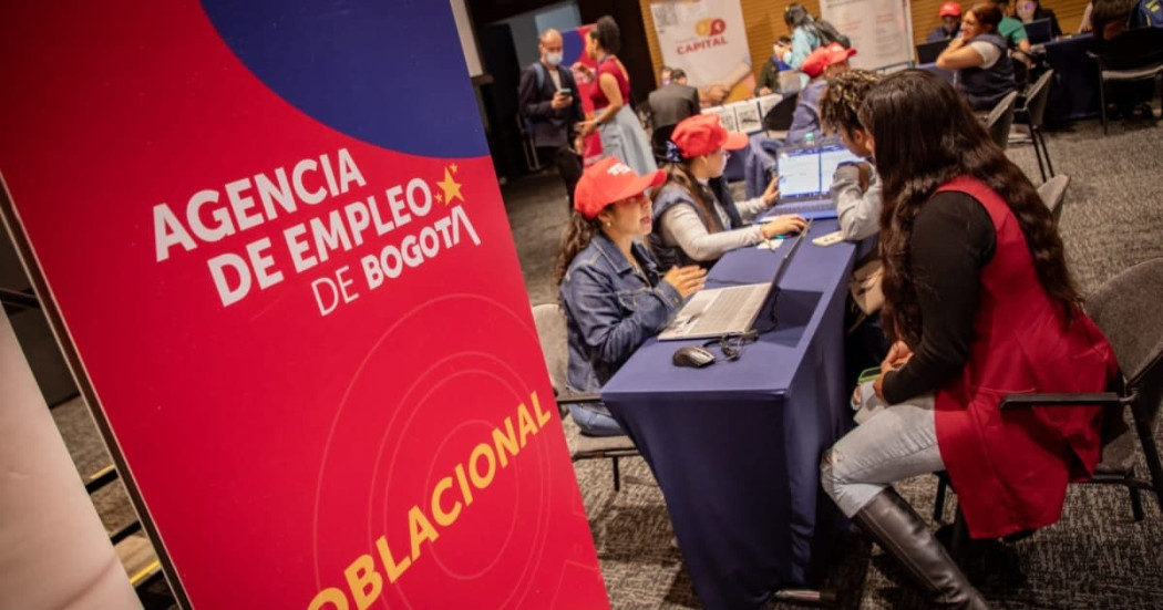 Asistente a la Unidad Móvil de Empleo con asesor de la Agencia Pública de Empleo.