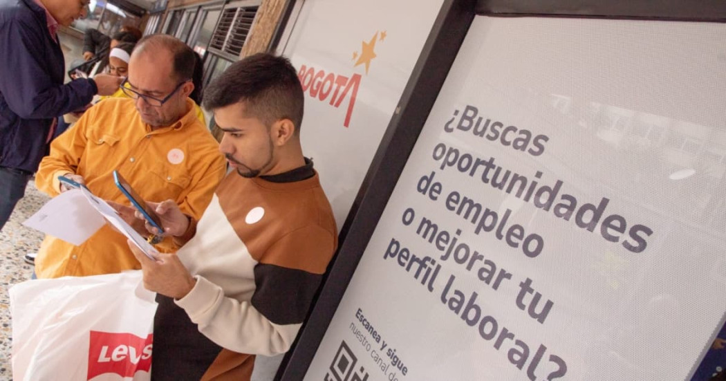Asistentes a las ferias de empleo ofrecidas por la Alcaldía Mayor de Bogotá.