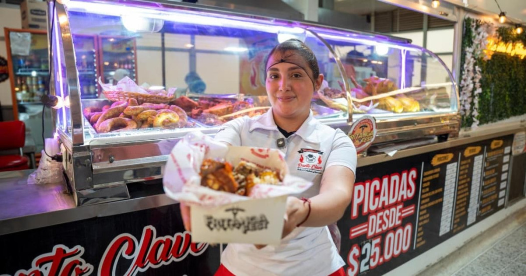 Vendedora de fritanga en una plaza de mercado de Bogotá