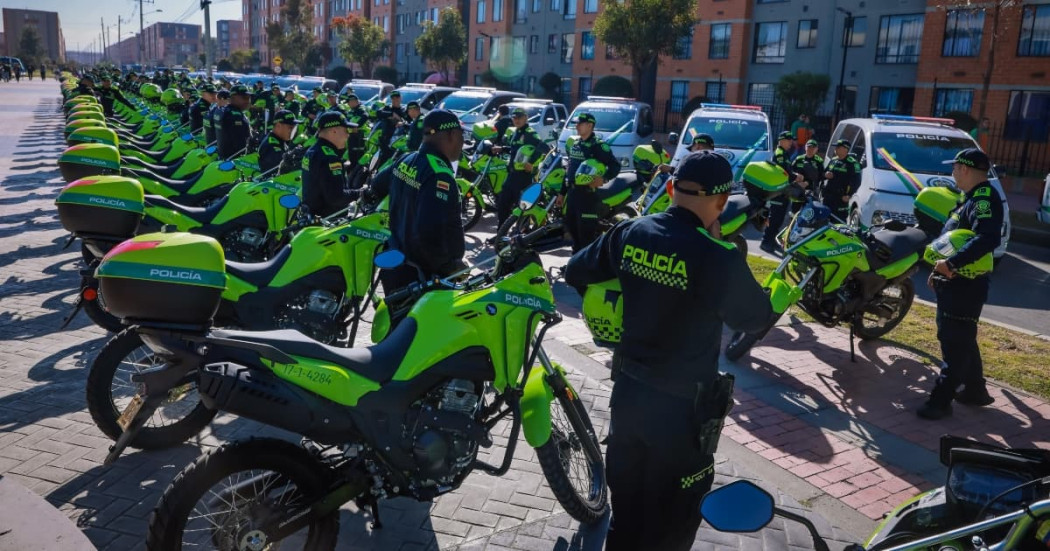 Foto de las nuevas motocicletas y vehículos entregados a la Policía de Bogotá.