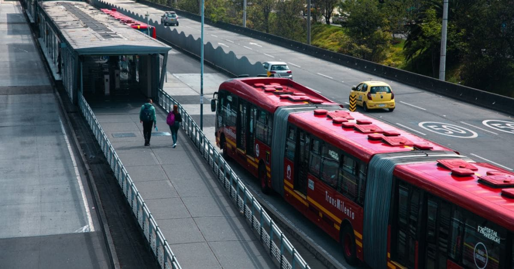 Foto de un bus de TransMilenio en una vía de Bogotá.