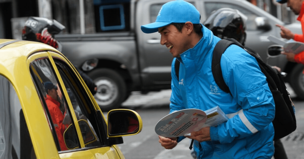 Foto que muestra una persona con la chaqueta del Acueducto de Bogotá 