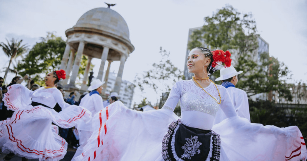 Imagen de personas con trajes folclóricos blancos en el centro de Bogotá