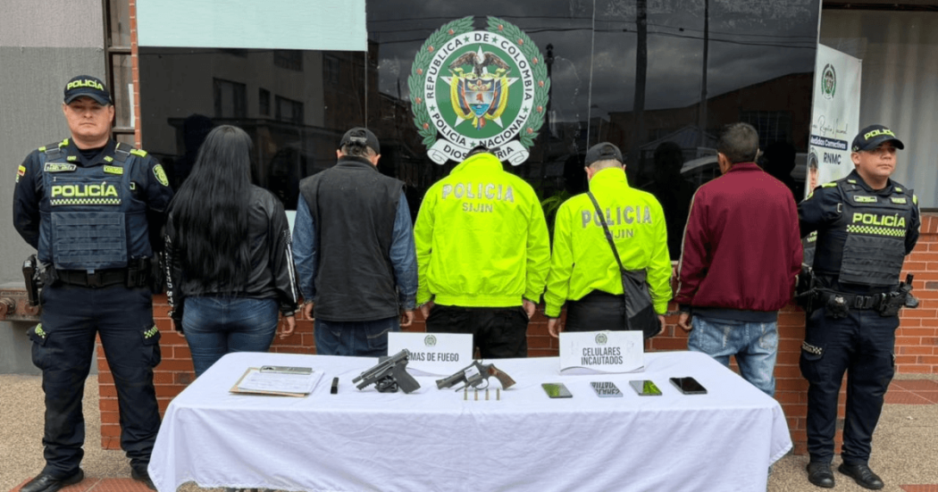 Foto que muestra cinco personas capturadas y dos policías